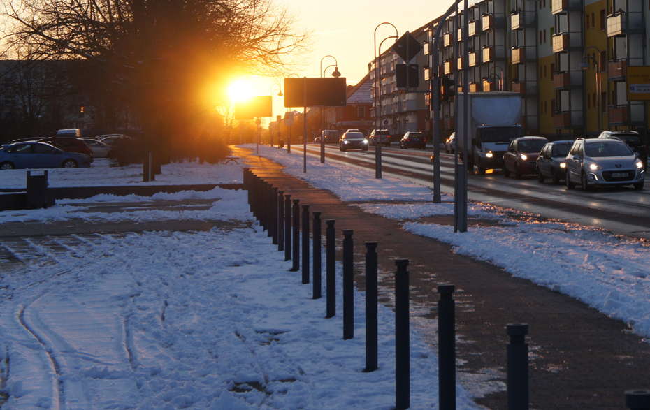 Foto: untergehende Sonne in der verschneiten Berliner Straße