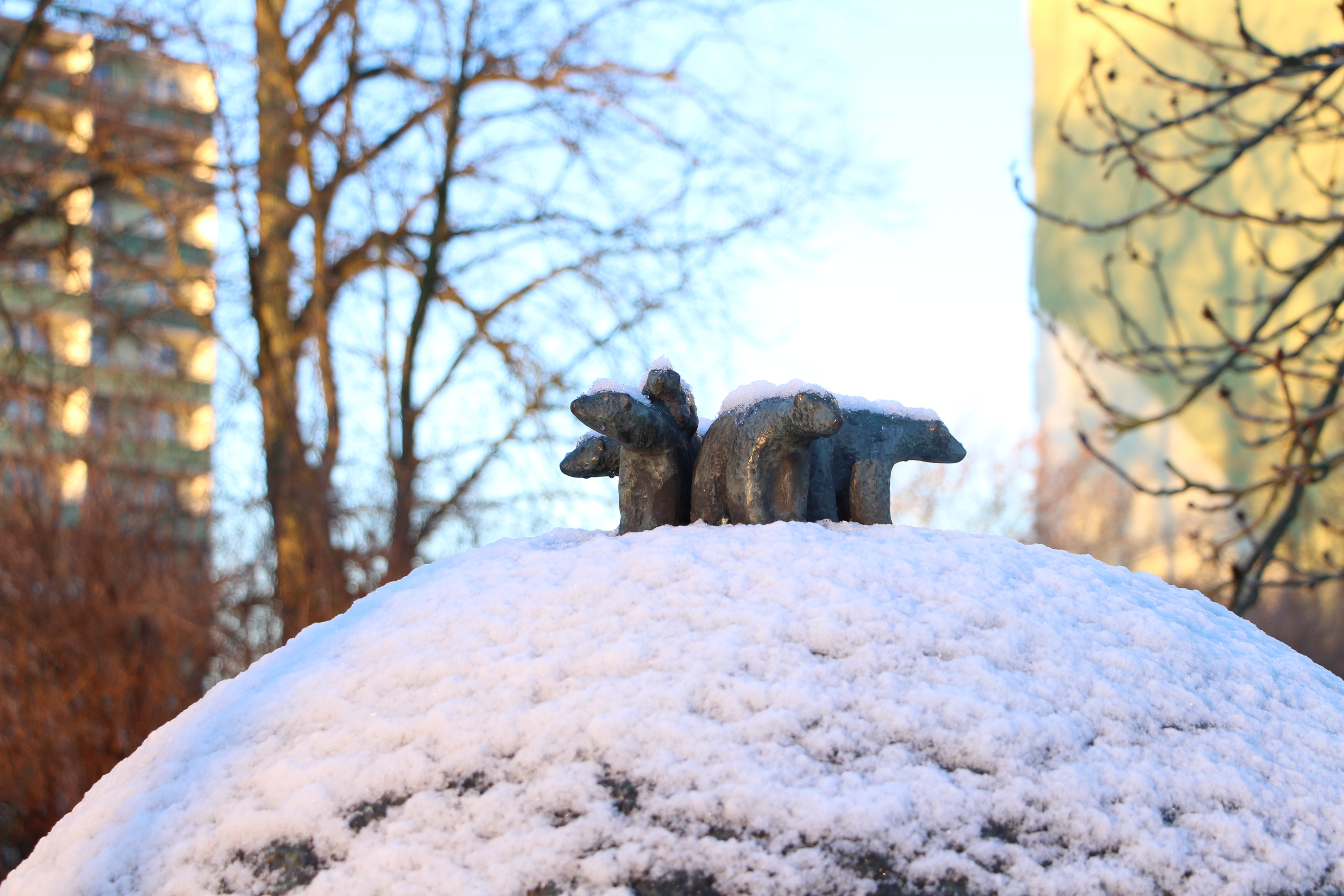 Statue in Schwedt mit Schnee bedeckt