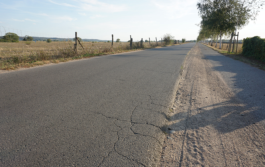 Foto: Straße mit Randstreifen