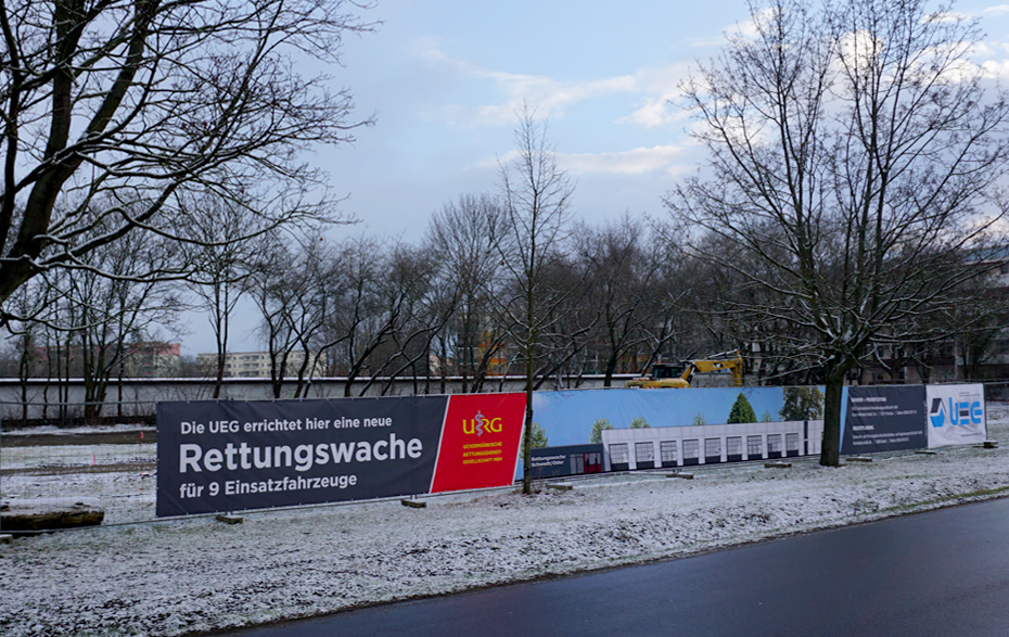 Foto: Bauzaun mit Abbildung der Rettungswache