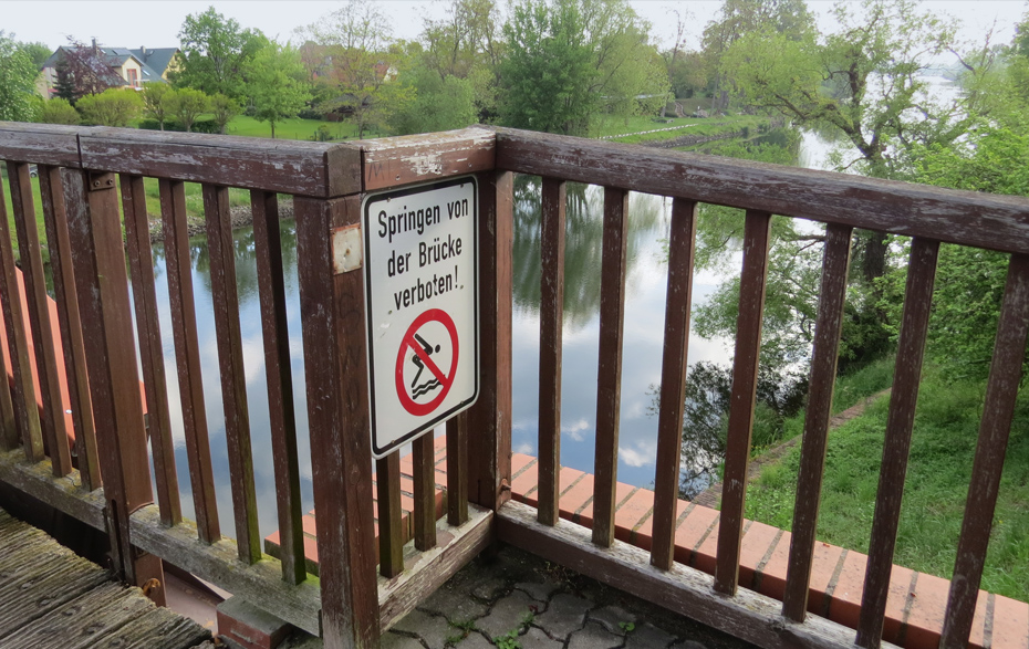 Foto: Schild an der Schöpfwerkbrücke