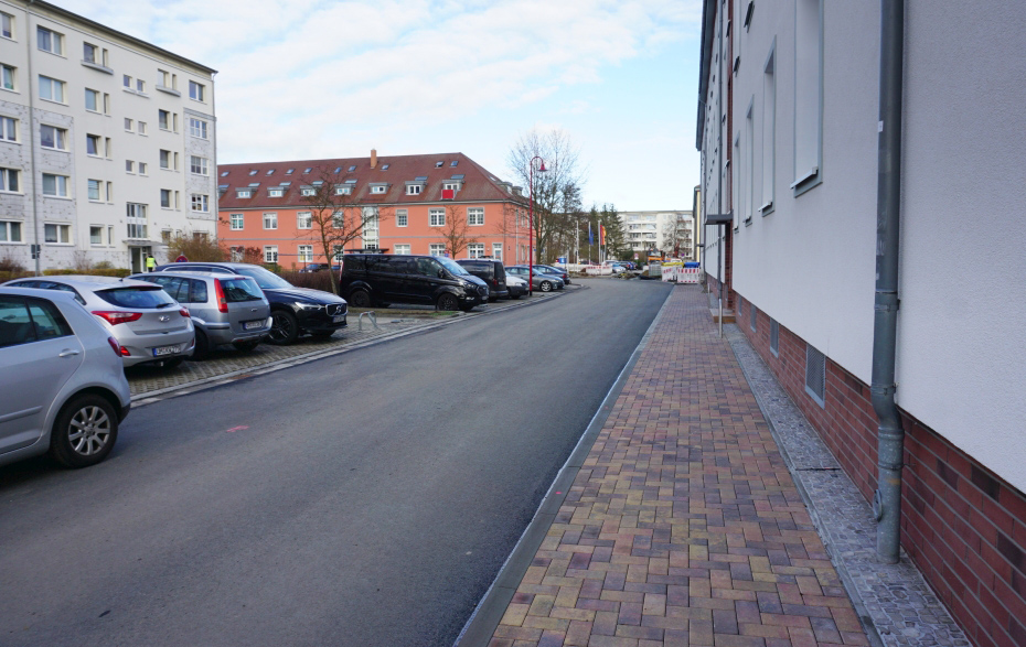 Foto: sanierte Straße und Gehweg