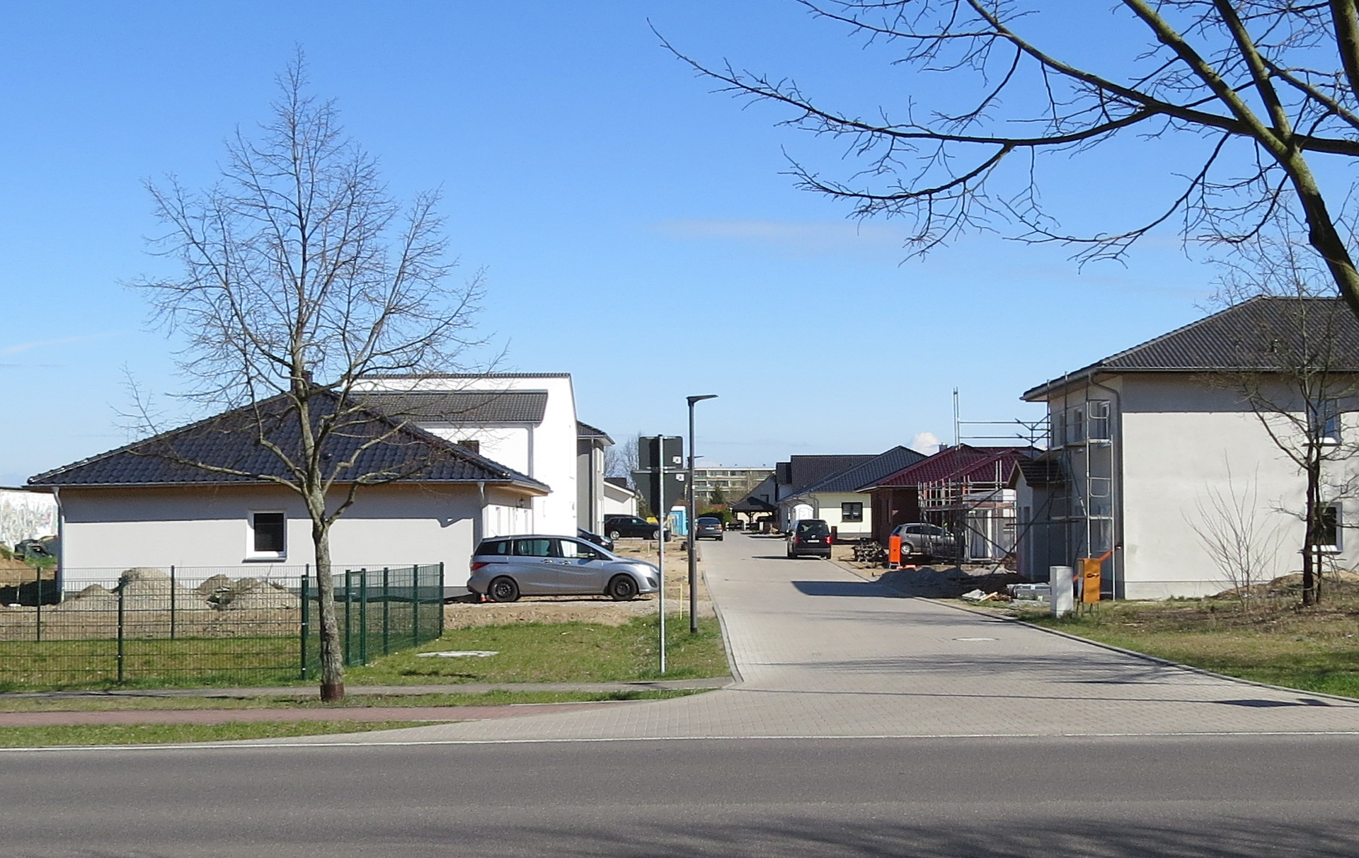 Foto: Blick in die Straße mit Eigenheimen