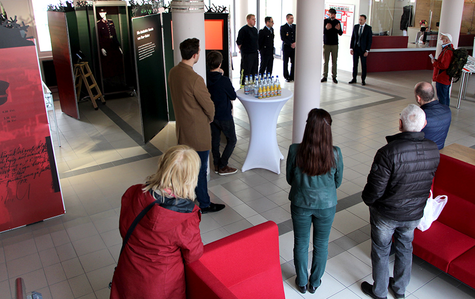 Foto: Ausstellung und Eröffnungsgäste