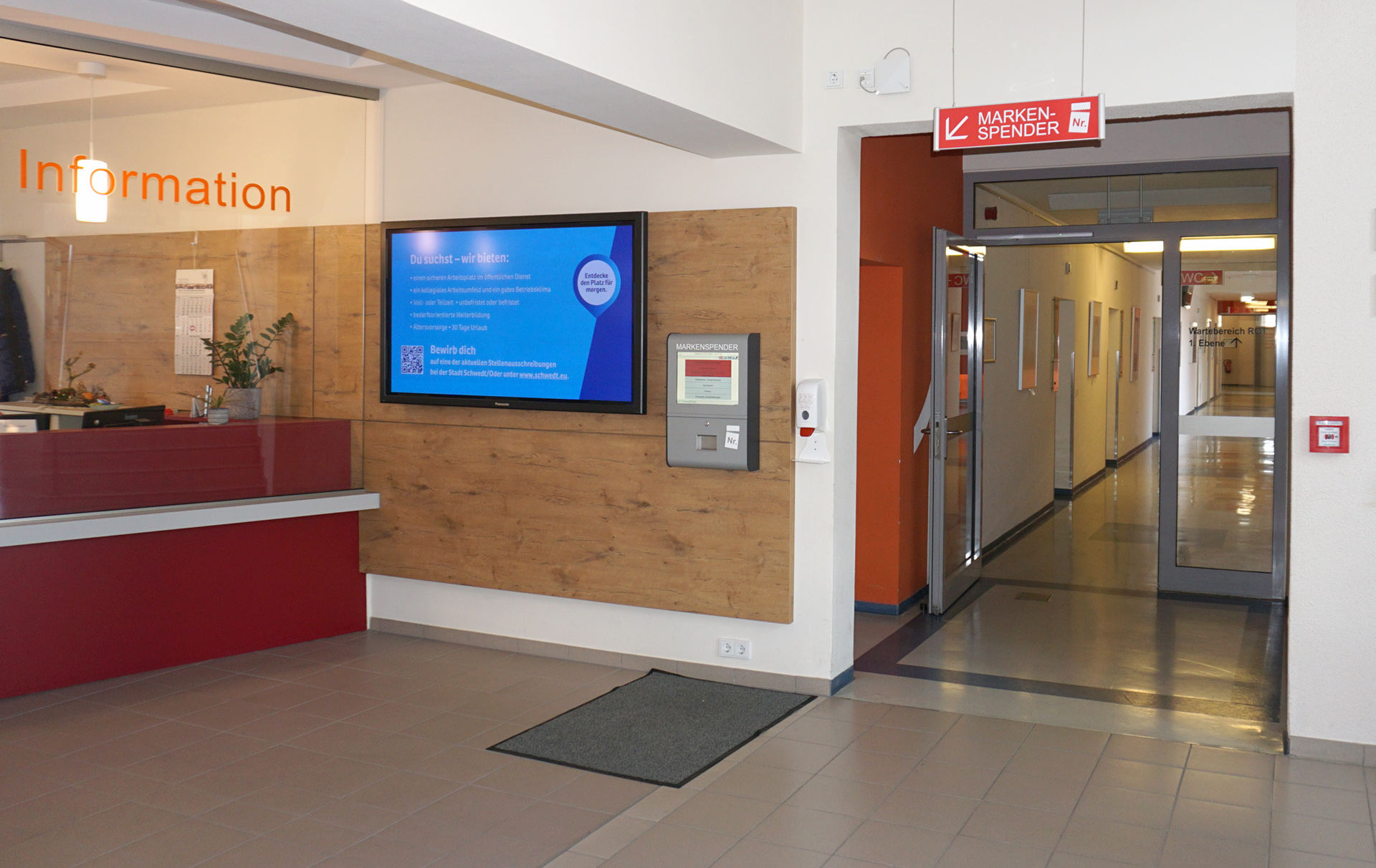 Foto: Rathausfoyer mit Markenspender