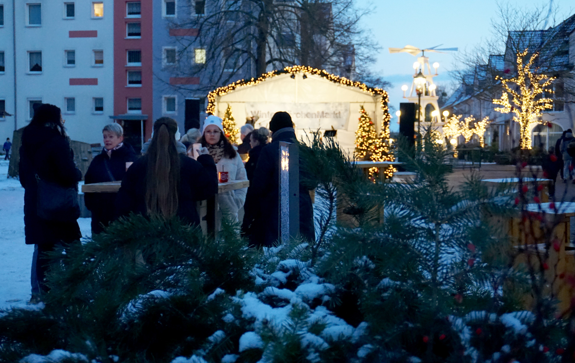 Foto: Weihnachtsmarkt mit Schnee und Sonne