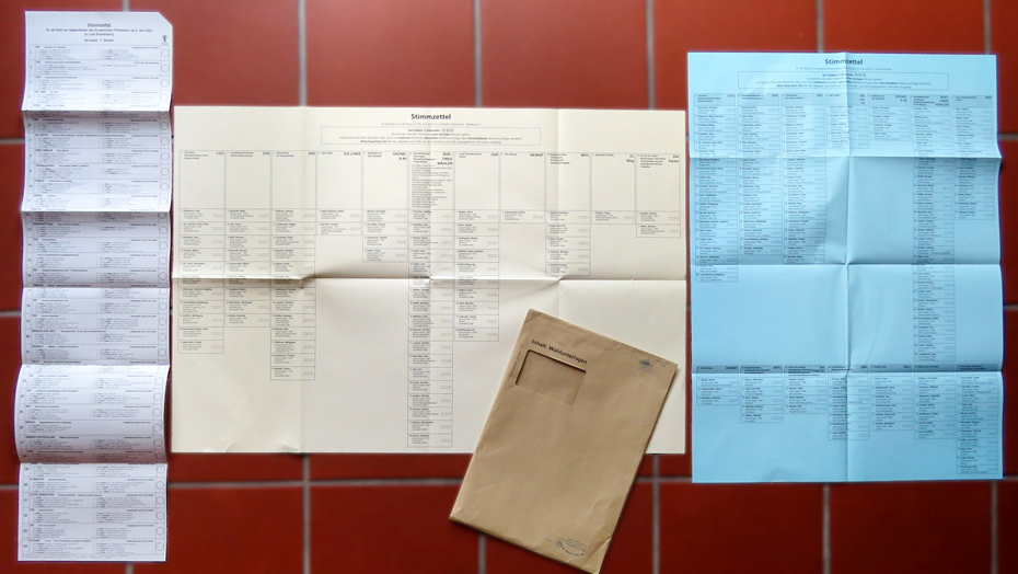 Foto: 3 Stimmzettel und ein Umschlag
