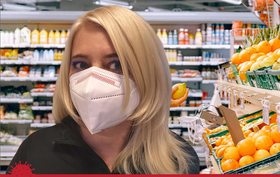Foto: Frau mit FFP2-Maske im Supermarkt
