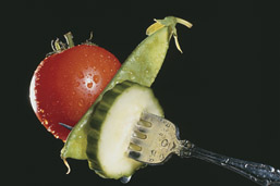 Foto: Tomate, Schote und Gurkenstück auf einer Gabel