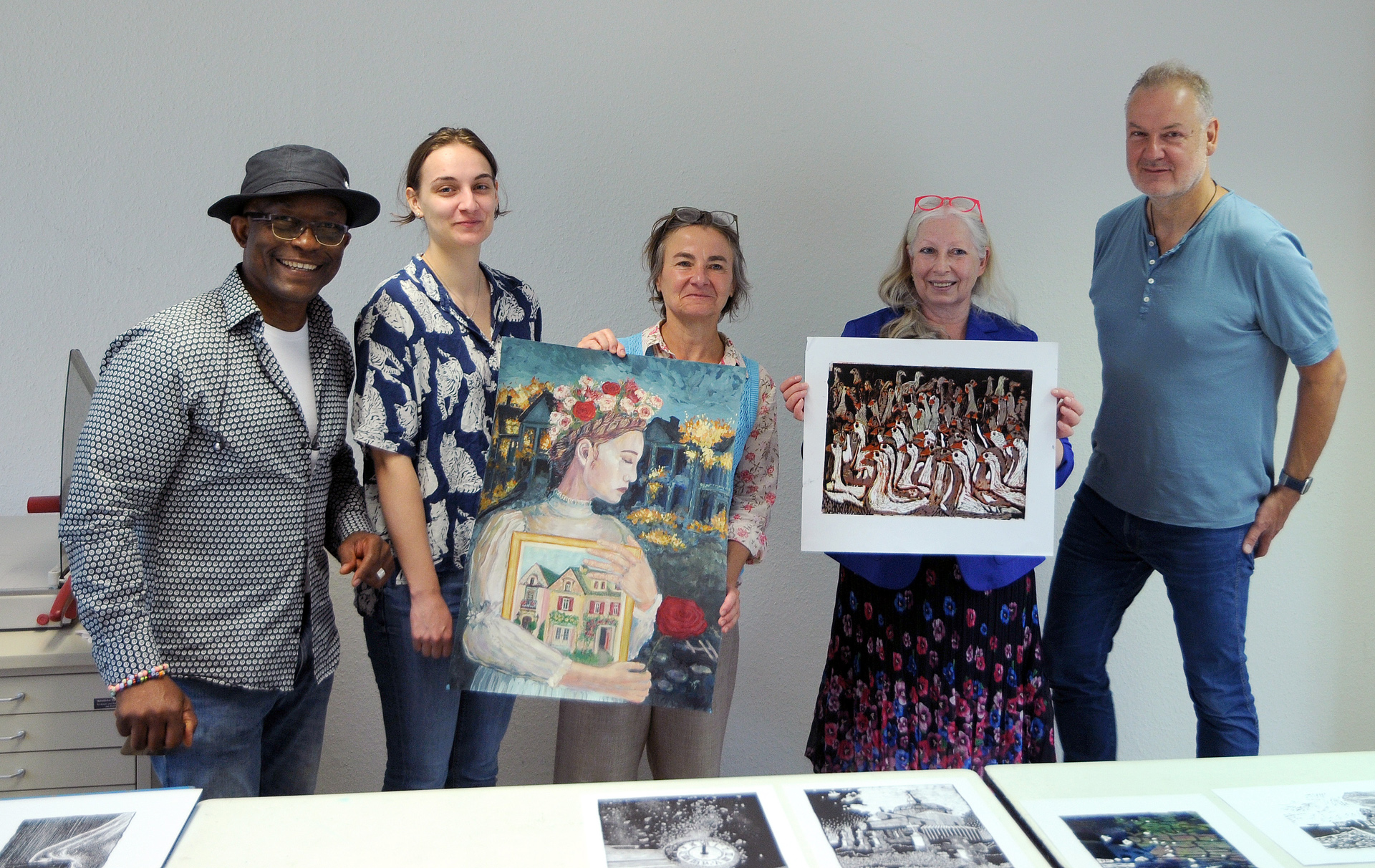 Foto: 5 Personen mit zeigen einige Arbeiten