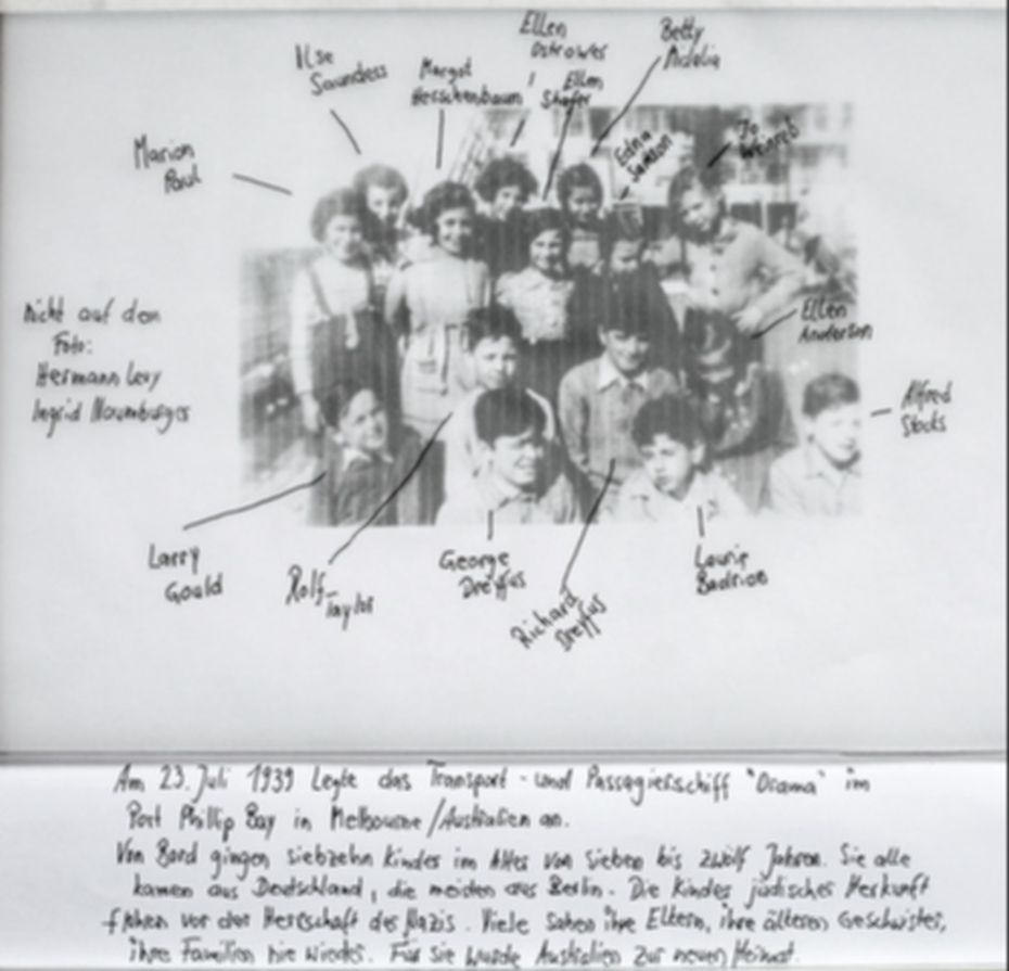 17 Kinder auf einer Fotografie mit Pfeilen, an denen die Namen stehen