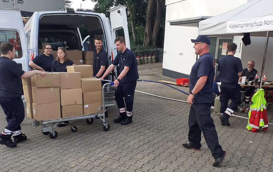 Foto: Ausladen der Kartons beim Katastrophenschutz NRW