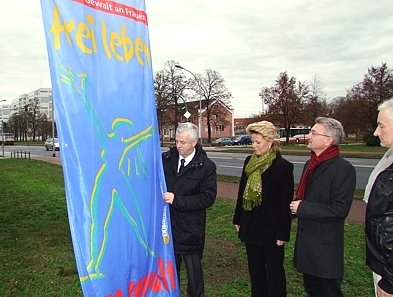 Foto: Bürgermeister Jürgen Polzehl beim Hissen der Flagge.
