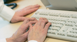 Foto: Hände an der Tastatur