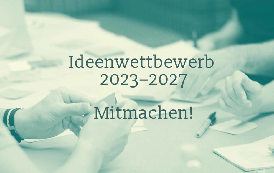 Foto: einfarbiges Foto zeigt Hände mit Stiften und Papier. Darüber der Text: Ideenwettbewerb 2023–2027. Mitmachen!