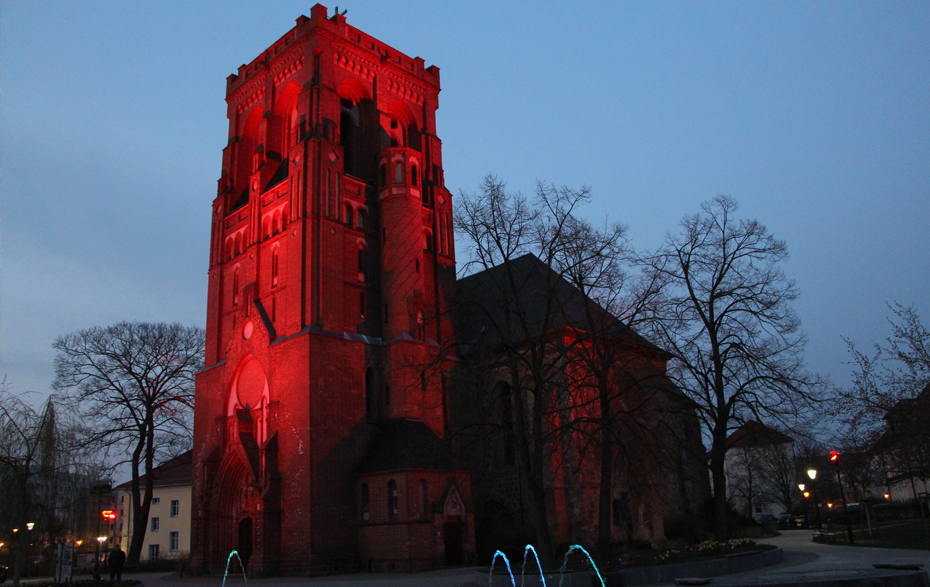 Foto: rot beleuchtete Kirche