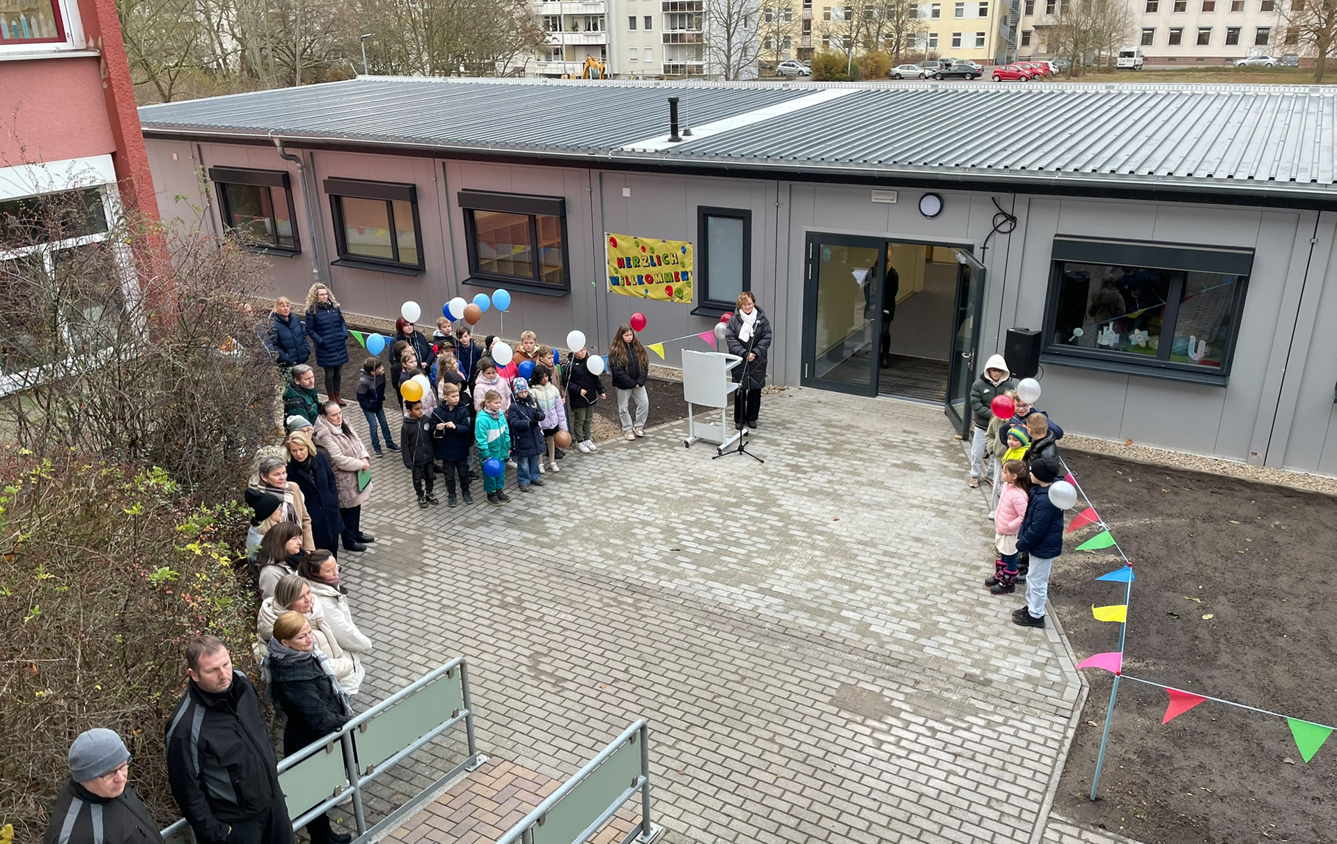 Foto: Schüler, Gäste und Offizielle vor dem Eingang des neuen Baus Foto: Schüler, Gäste und Offizielle vor dem Eingang des neuen Baus
