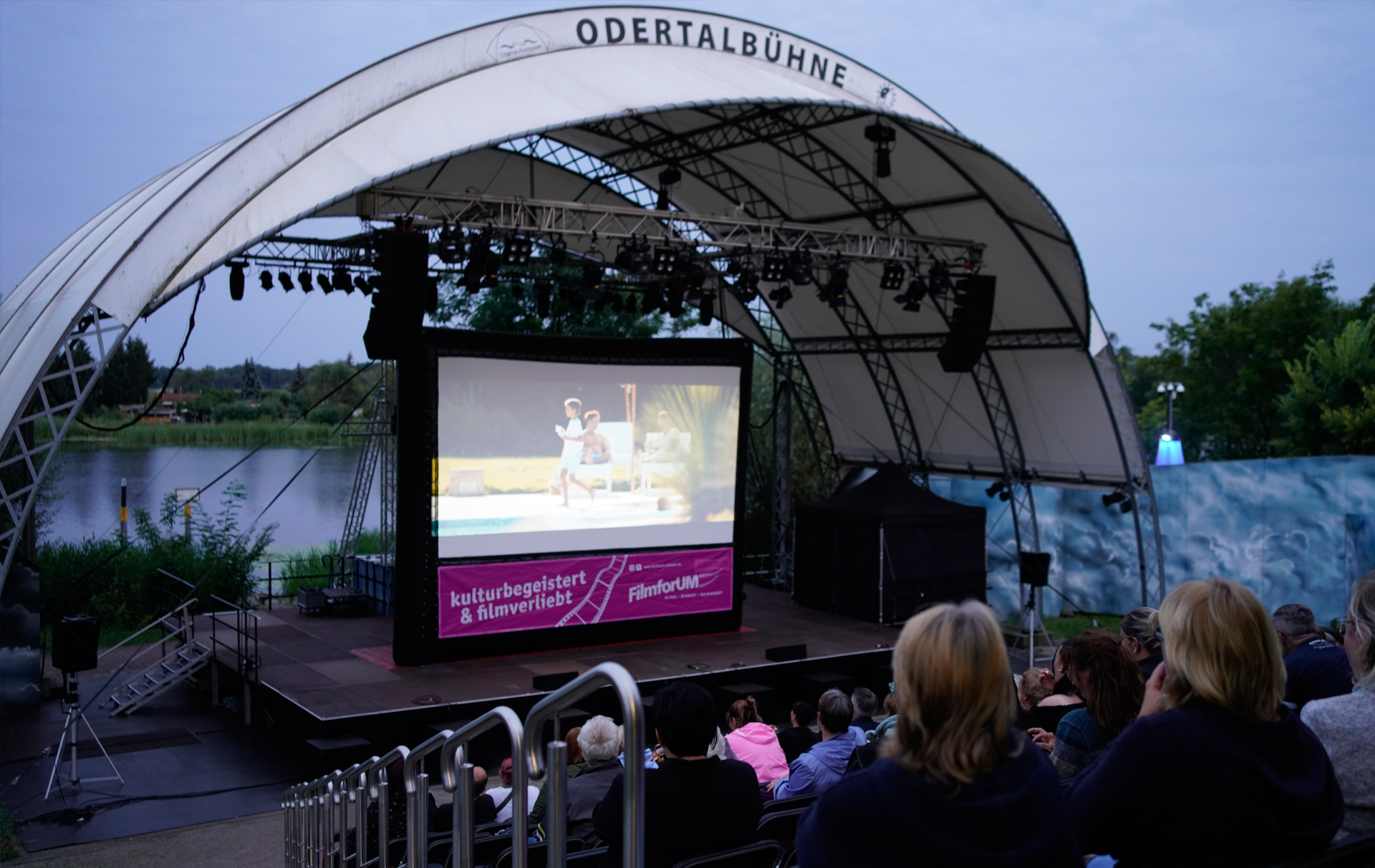 Foto: Publikum schaut auf die mobile Leinwand auf der Odertalbühne