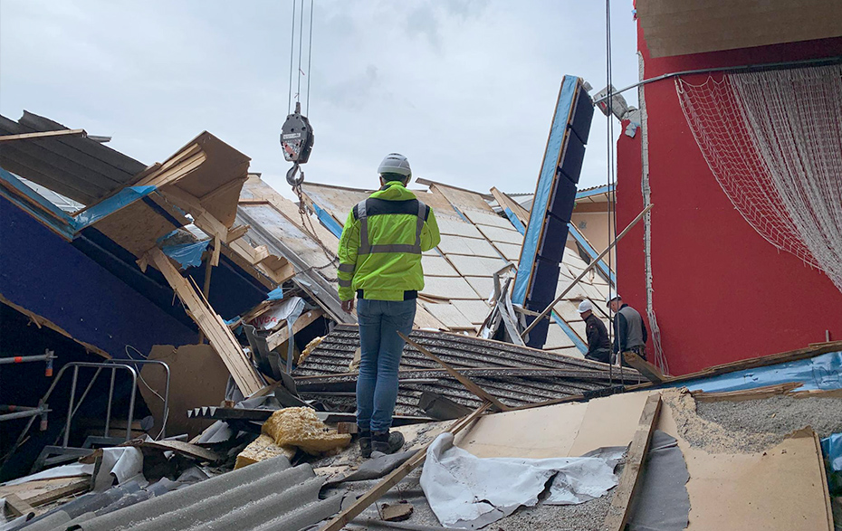 Foto: Arbeiter dirigiert das Herausheben von Teilen