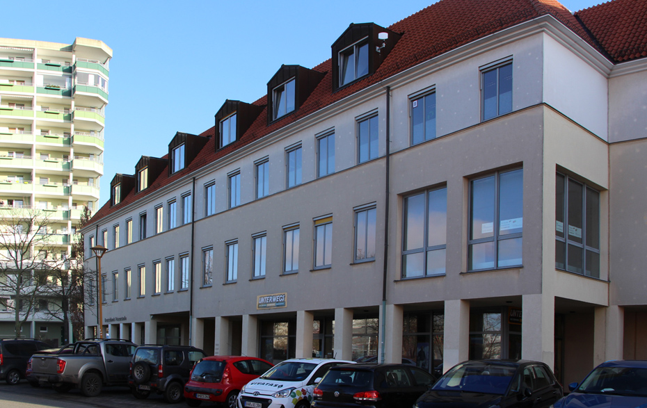 Foto: Gebäude neben Hochhaus