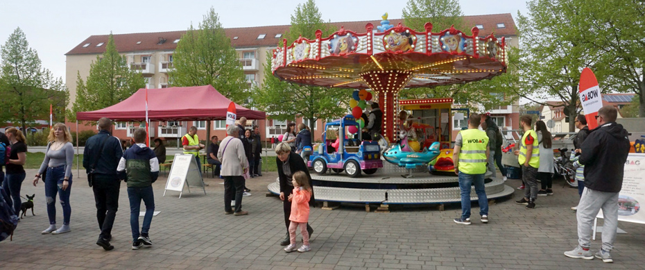 Foto: Karussell und Familien