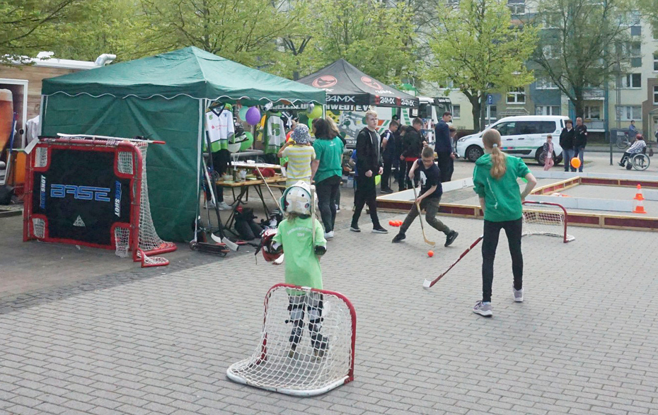 Foto: Hockey spielende Kinder und Stände