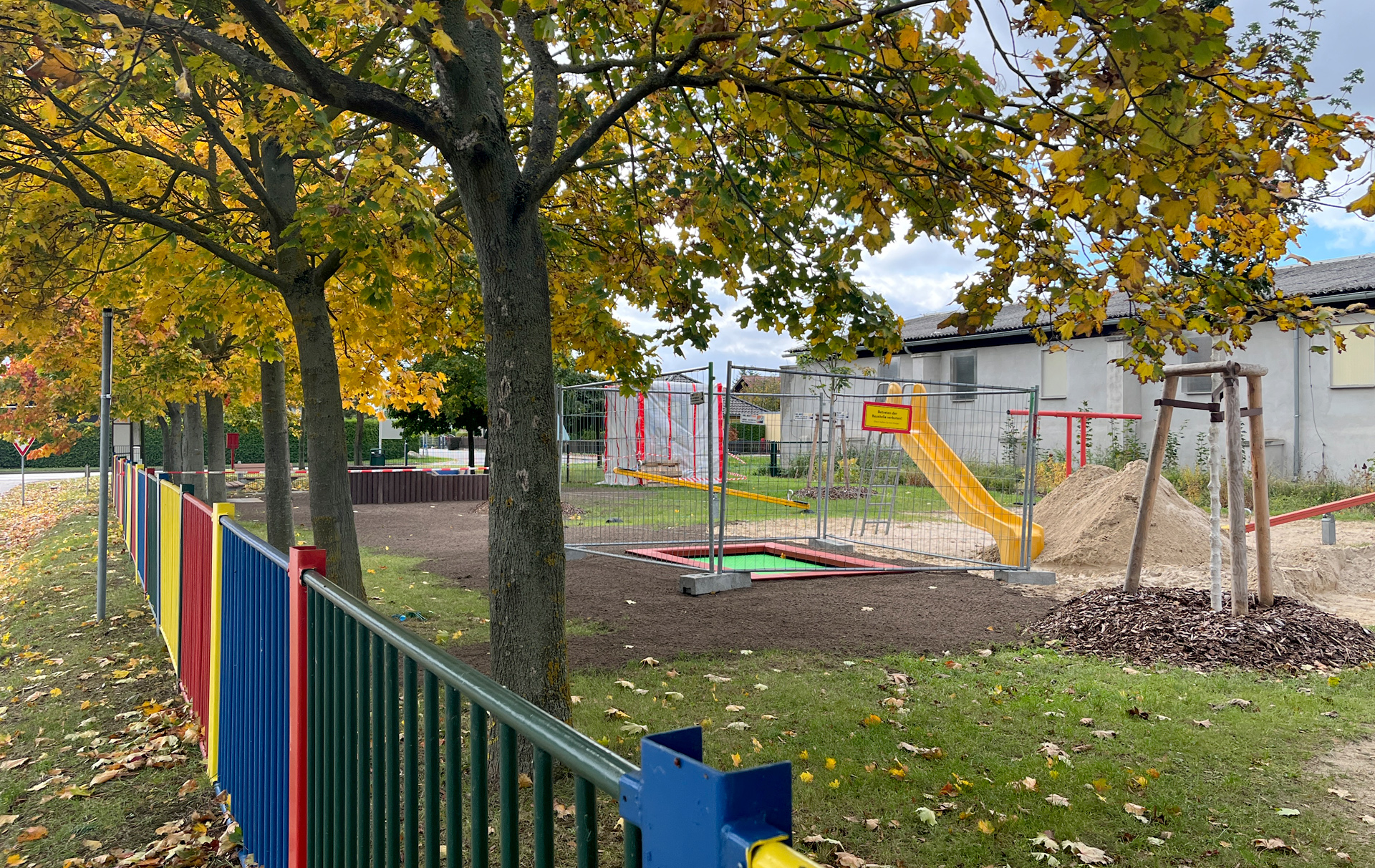 Foto: Absperrung von Spielgeräten Foto: Absperrung von Spielgeräten