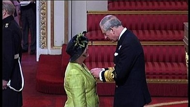 Foto: Prinz Charles verleiht Mary Coyle den britischen Verdienstorden 