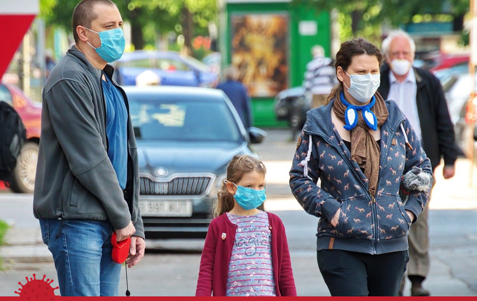 Foto: Masken tragende Familie im Freien