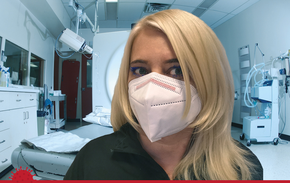 Foto: Frau mit FFP2-Maske in einer Klinik