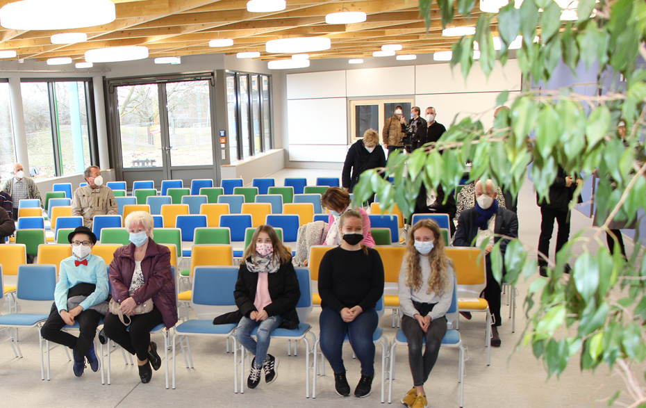 Foto: Gäste sitzen in der Aula