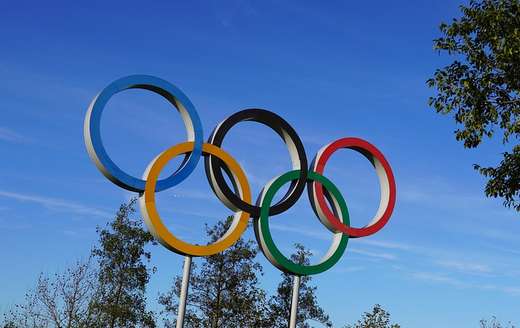Foto: olympische Ringe vor blauem Himmel