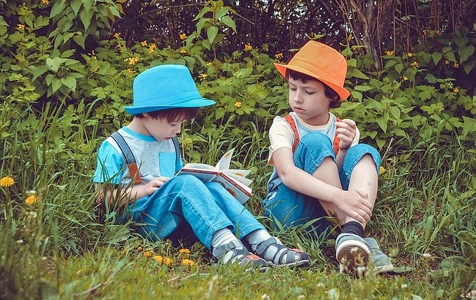 Foto: Kinder mit Buch