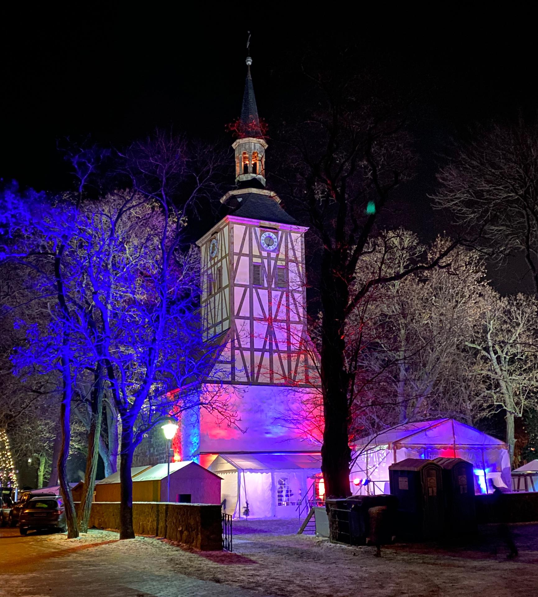 Foto: bunt beleuchtete Kirche