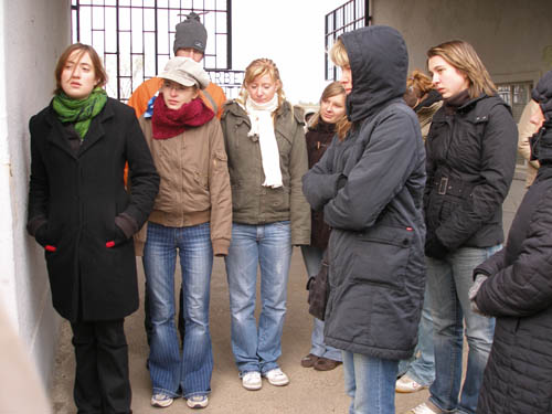 Foto: Schüler des Gauß-Gymnasiums im KZ Sachsenhausen