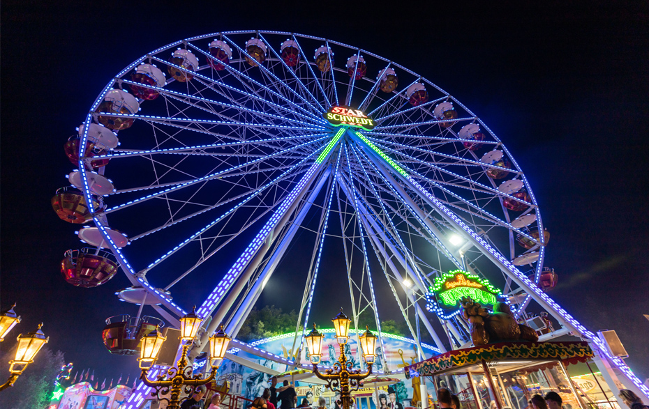 Foto: beleuchtetes Riesenrad in der Nacht