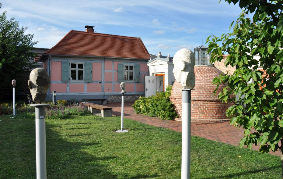 Garten mit Blick auf das Museum mit Kuppelbau