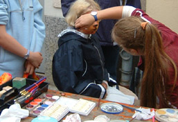Foto: Ein Kind wird geschminkt.