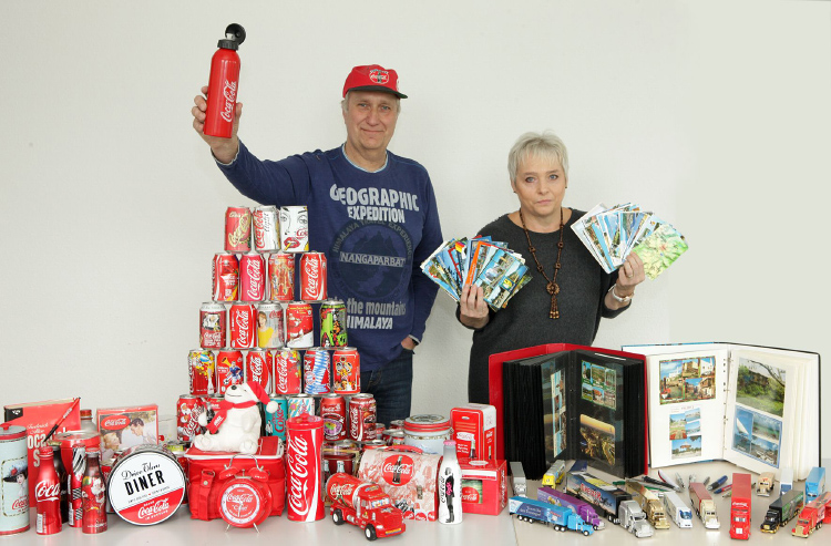 Foto: Erdmann mit seinen Coca Cola-Artikeln und Auer mit Postkarten und Trucks