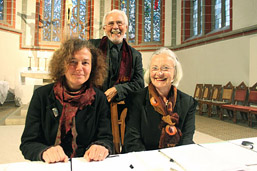 Foto: Porträt der 3 Künstler in einer Kirche