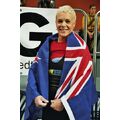 Foto: Porträt einer Sportlerin mit einer britischen Fahne