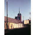 Foto: Häuserzeile mit Blick auf die katholische Kirche