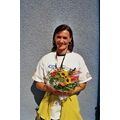 Foto: eine Sportlerin mit Blumenstrauß