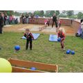 Foto: Kinder beim Ballwerfen