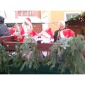 Foto: Weihnachtsmann, Bürgermeister und Kinder in der Kutsche