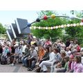 Foto: Menschen sitzen auf Bänken.