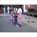 Foto: Clown mit zwei Kindern im Gespräch