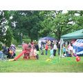 Foto: Rutsche und Geschicklichkeitsspiele im Park