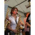 Foto: Junge Musikerin spielt Saxophon.