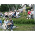 Foto: Besucher sitzen auf Steinbänken am Bollwerk.